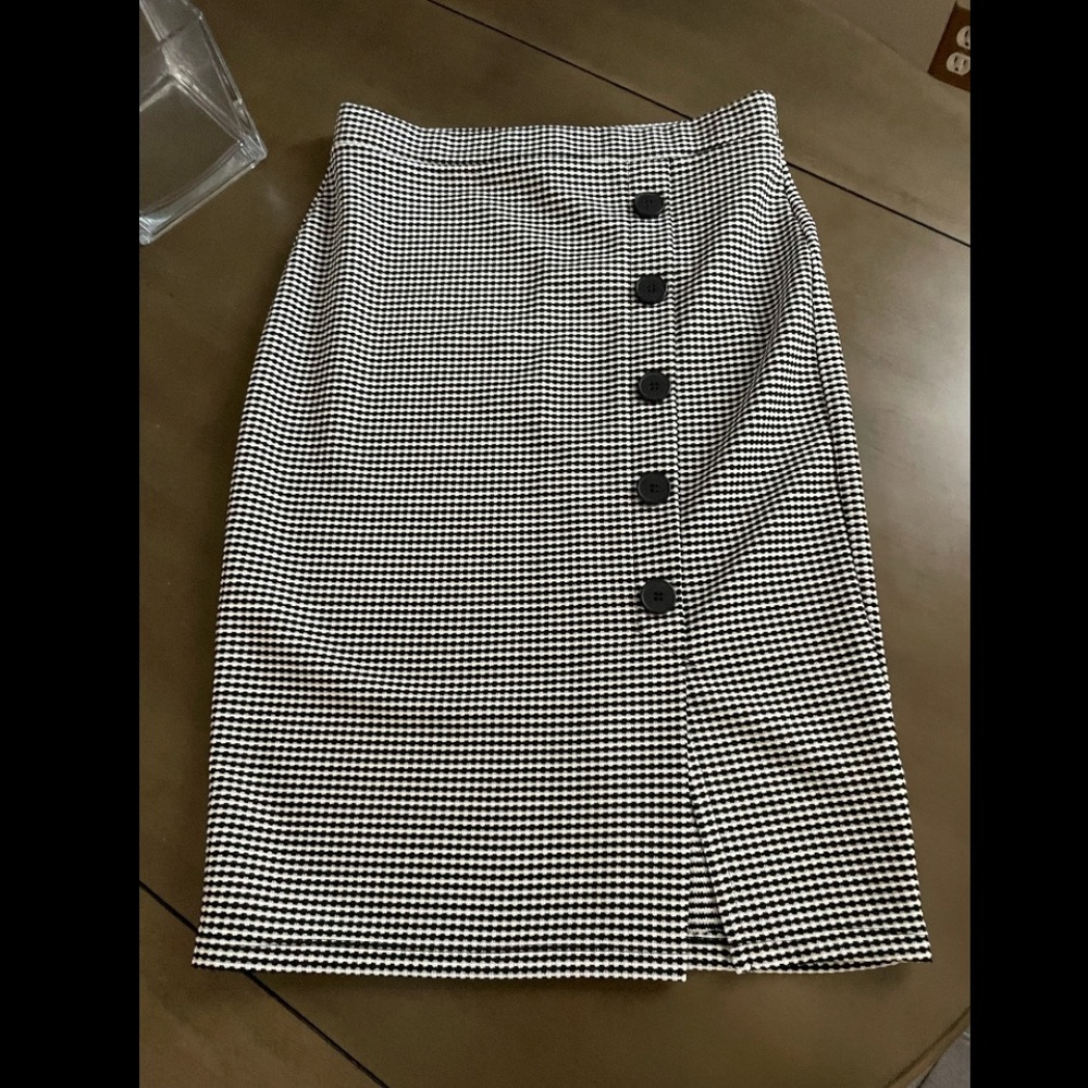 Black and white checkered houndstooth pencil midi skirt